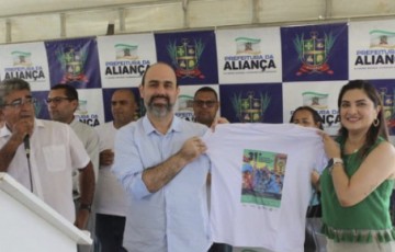 Prefeito Xisto Freitas recebe homenagem durante inauguração de ruas em Aliança