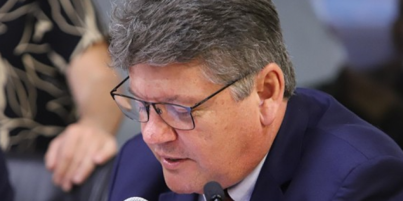 Sileno Guedes solicita agilidade do governo estadual na entrega de medicamento para Parkinson