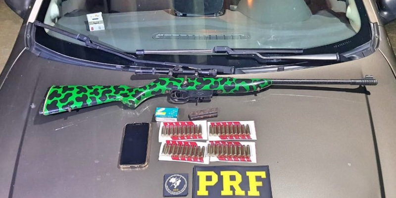 De acordo com a Polícia Rodoviária Federal, foram encontrados uma carabina de precisão calibre 22 com mira telescópica, pacotes de munição do mesmo calibre e R$ 672