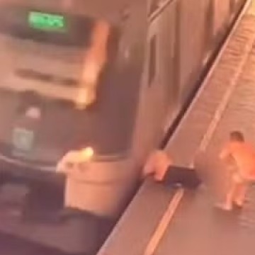 Idoso fica com perna prensada e é arrastado por metrô na Estação Barro