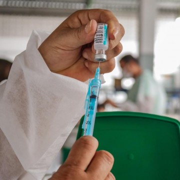 Em Caruaru, pessoas com 24 anos  têm agendamento liberado para a vacinação contra a Covid-19 