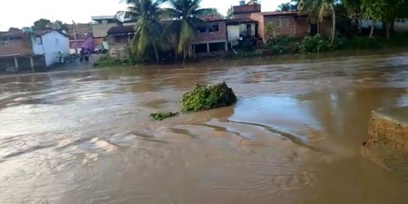 Nível do rio Tracunhaém subiu muito depois das chuvas