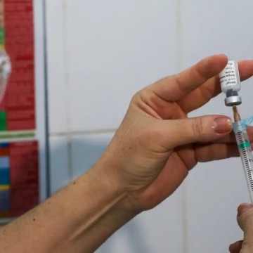 Apenas 2 de cada 10 vacinas da dengue entregues pelo SUS foram aplicadas