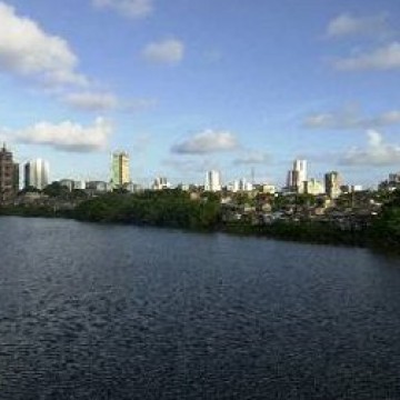 Prefeitura do Recife reforça limpeza de rios devido às chuvas