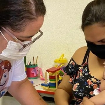 Crianças de 6 meses a 2 anos com comorbidades recebem vacina contra a covid-19 em Gravatá