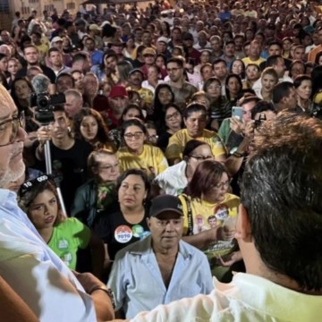 Em João Alfredo, Zé Martins reúne multidão para reforçar apoio a Tiago Pontes e Waldemar Oliveira