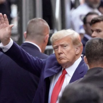 Ex-presidente dos EUA, Donald Trump chega a tribunal em Nova York para se entregar 