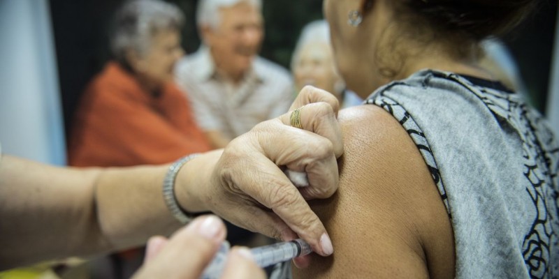 A campanha de vacinação segue de acordo com a disponibilidade de doses nos municípios