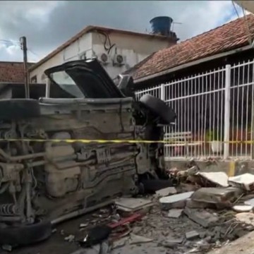 Motorista perde controle de veículo e atinge casa em São Lourenço da Mata; ninguém ficou ferido
