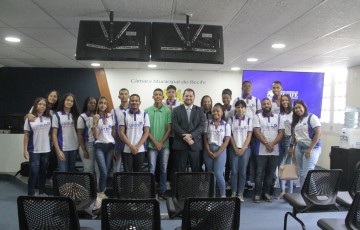 Jovens Aprendizes realizam visita à Câmara do Recife 