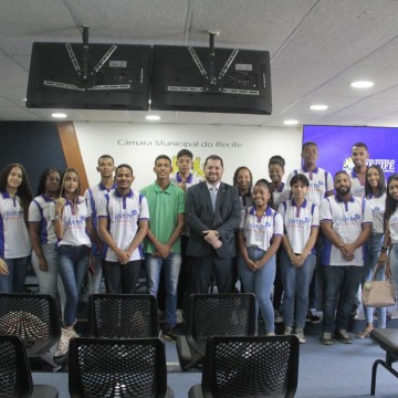 Jovens Aprendizes realizam visita à Câmara do Recife 
