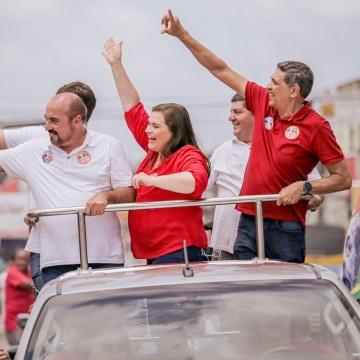 Marília Arraes participa de carreata com vereadores do Recife e ao lado do deputado João Paulo