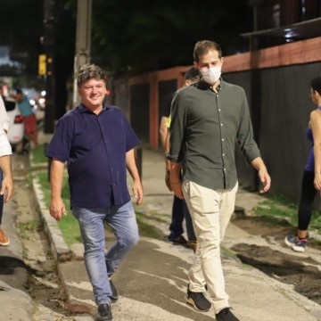 Sileno Guedes e Pedro Campos participam de caminhada na Zona Norte do Recife
