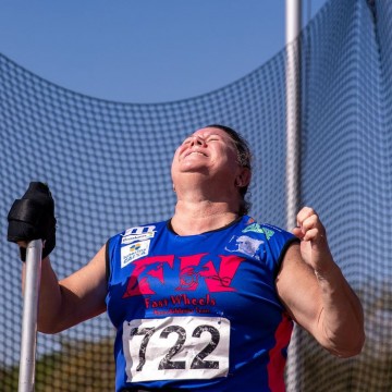 Beth Gomes estabelece novo recorde mundial no arremesso de peso