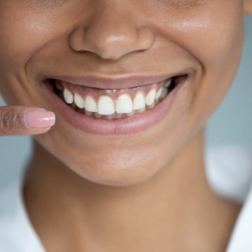 Especialista comenta sobre a importância do esmalte do dente e cuidados para evitar seu desgaste