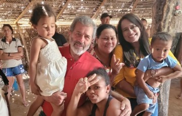 Gonzaga Patriota recebe apoio indígena em visita à feira livre de Orocó
