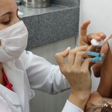 Recife inicia vacinação de reforço da vacina bivalente contra a Covid-19 para grupos prioritários