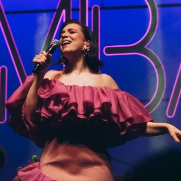 Roberta Sá comemora o Dia do Samba com o show SambaSá, palco do Teatro Guararapes