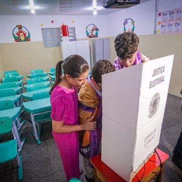 Raquel Lyra vota acompanhada de Priscila e família no colégio Diocesano, em Caruaru