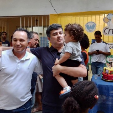  Eduardo da Fonte celebra Dia das Crianças em Jaboatão dos Guararapes, ao lado de Nivaldo do Gás
