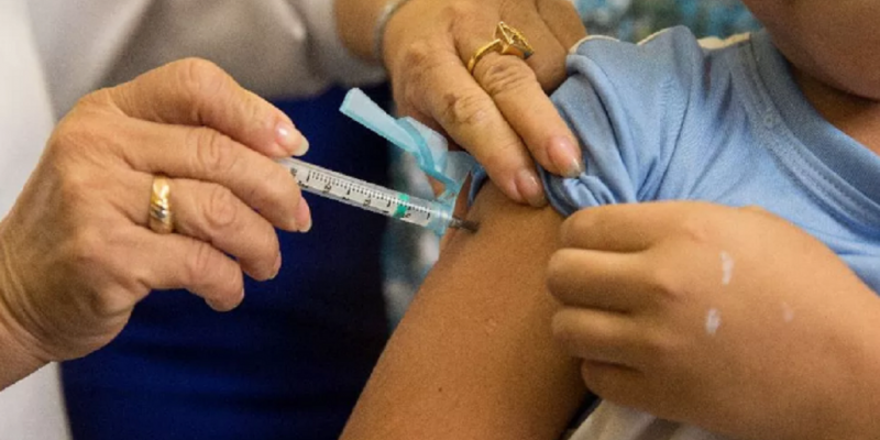 O dia D também marca o início da vacinação de crianças de 6 meses a menores de 5 anos contra as duas doenças.