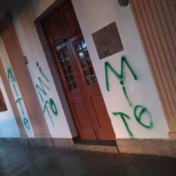 Grupo invade centro de formação do MST e picha paredes com símbolo nazista e palavra 'mito', em Caruaru