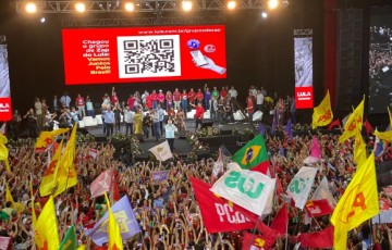Ex-presidente Lula encerra passagem por Pernambuco, em Olinda