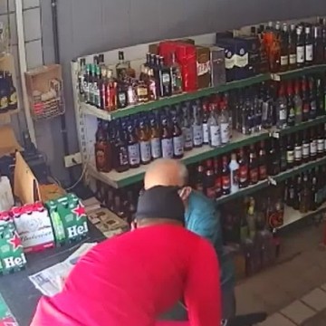 Homem invade depósito de bebidas, rouba dinheiro e empurra idoso