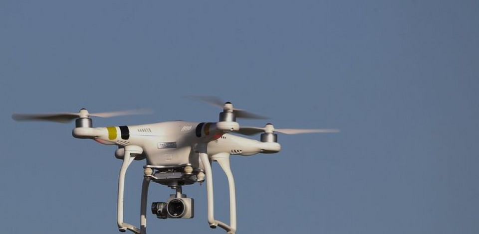 Japão testa drone capaz de transportar cargas pesadas para construção