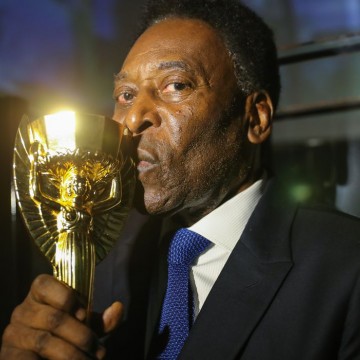 Pelé chega aos 82 anos recebendo homenagens