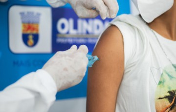 Olinda recebe vacinas contra a dengue e inicia imunização nesta terça