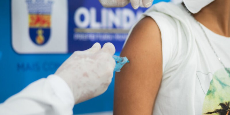 De acordo com a gestão municipal, três policlínicas estarão recebendo a população para aplicar a primeira dose da vacina
