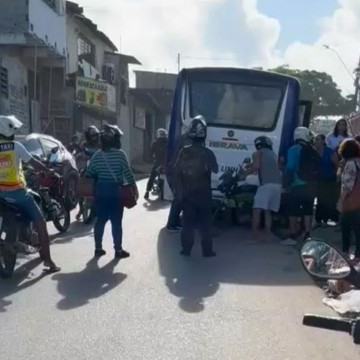 Micro-ônibus perde controle em ladeira e quase atropela motociclistas em Jaboatão dos Guararapes