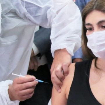Recife anuncia nova ampliação da vacinação contra covid-19 para pessoas a partir dos 31 anos 