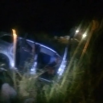 Acidente envolvendo um carro e um caminhão deixa  5 mortos na rodovia PE-090, próximo a Limoeiro