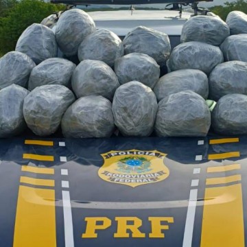 PRF apreende 20 kg de maconha em porta-malas de carro, após fuga em Serra Talhada