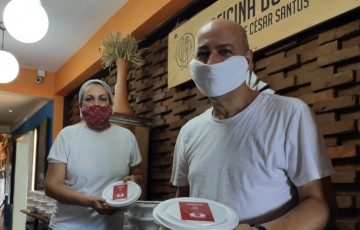 Chef César Santos doa almoço para profissionais da Saúde em Olinda