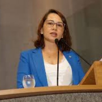 Deputada Débora Almeida emite nota em apoio a prefeita Nadegi 