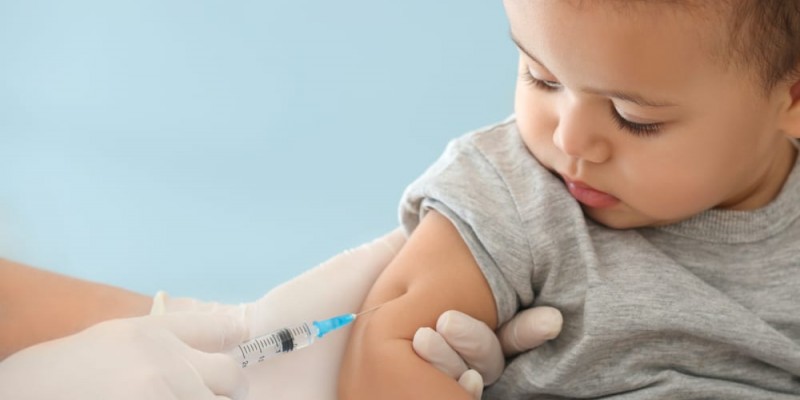 O estado deu início da vacinação contra a Covid-19 para bebês de seis meses e crianças de até dois anos que têm doenças pré-existentes