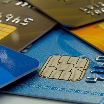 Juros do rotativo do cartão de crédito caem em fevereiro