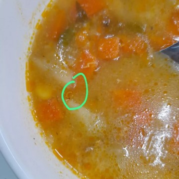 Alunos da UFPE CAA encontram larva em sopa servida no restaurante universitário 