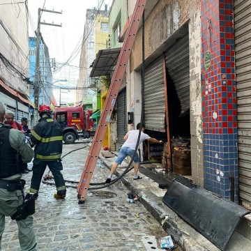 Incêndio atinge loja no Centro do Recife; uma pessoa fica ferida