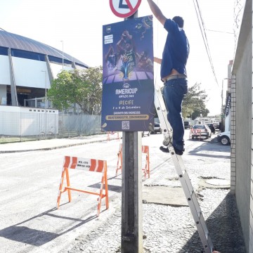 Reeducandos trabalham na colocação de placas da CTTU nas ruas do Recife