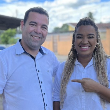Em Carpina, Bruno Ribeiro recebe apoio da cantora Rayanne Lima