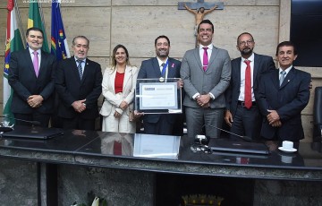 Ex-presidente e ex-desembargador do TRE recebem título de cidadãos caruaruense 