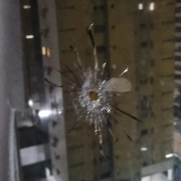 Disparo de arma de fogo atinge 9º andar de apartamento em Setúbal; polícia investiga o caso