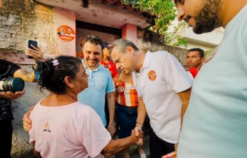 Danilo Cabral participa de caminhada em Abreu e Lima com prefeito Flávio Gadelha  