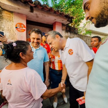 Danilo Cabral participa de caminhada em Abreu e Lima com prefeito Flávio Gadelha  