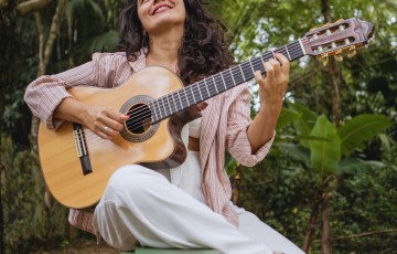 Cantora, compositora e violonista Ana Paula da Silva lança álbum REMANSO em todas as plataformas digitais