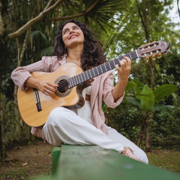 Cantora, compositora e violonista Ana Paula da Silva lança álbum REMANSO em todas as plataformas digitais